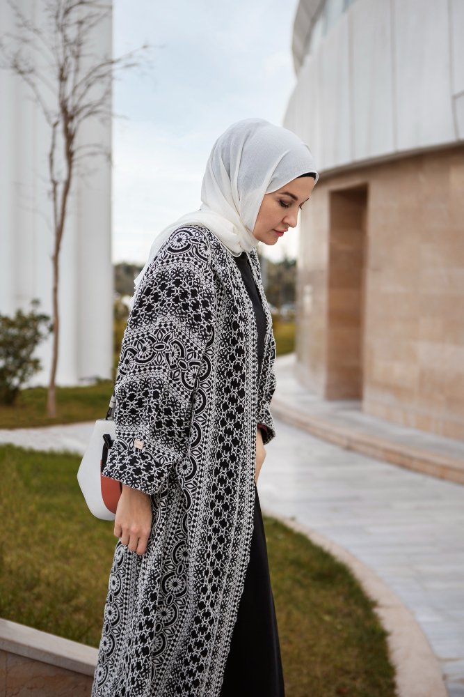 The Rise of Modern Modest Fashion: Why Today’s Women Prefer Abayas & Hijabs